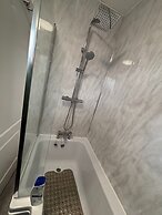 130m2 New House 2024 - 3 Bedrooms - Free Fast Wifi - Free off Street P