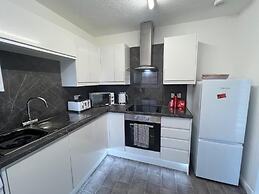 130m2 New House 2024 - 3 Bedrooms - Free Fast Wifi - Free off Street P
