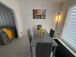 130m2 New House 2024 - 3 Bedrooms - Free Fast Wifi - Free off Street P