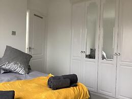 130m2 New House 2024 - 3 Bedrooms - Free Fast Wifi - Free off Street P