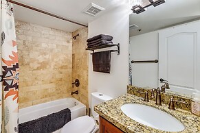 Golf Views & Pool Access: Central Scottsdale Condo