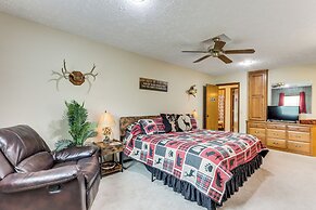 Holiday Island Family Home on 13th Green!