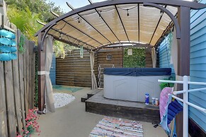 6 Mi to Siesta Beach: Outdoor Oasis w/ Hot Tub