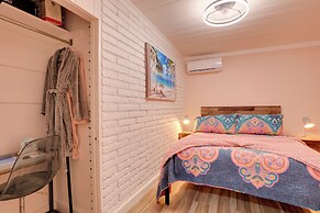 6 Mi to Siesta Beach: Outdoor Oasis w/ Hot Tub