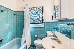 Walk to Parks & Golf: Artsy Bungalow in Lakeland!