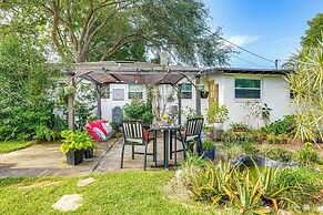 Walk to Parks & Golf: Artsy Bungalow in Lakeland!