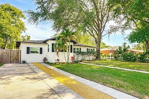 Walk to Parks & Golf: Artsy Bungalow in Lakeland!