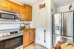 Walk to Parks & Golf: Artsy Bungalow in Lakeland!