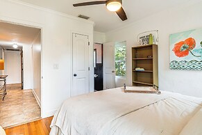 Walk to Parks & Golf: Artsy Bungalow in Lakeland!