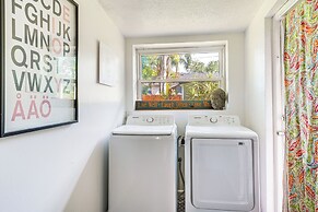 Walk to Parks & Golf: Artsy Bungalow in Lakeland!