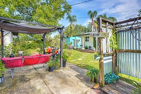 Walk to Parks & Golf: Artsy Bungalow in Lakeland!