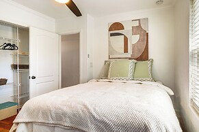 Walk to Parks & Golf: Artsy Bungalow in Lakeland!