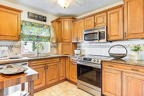 Walk to Parks & Golf: Artsy Bungalow in Lakeland!