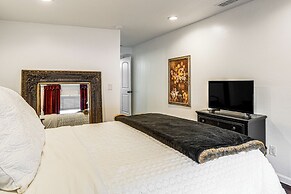 Walk to Parks & Golf: Artsy Bungalow in Lakeland!