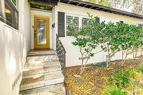 Walk to Parks & Golf: Artsy Bungalow in Lakeland!