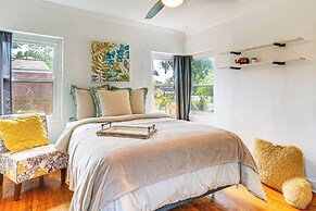 Walk to Parks & Golf: Artsy Bungalow in Lakeland!