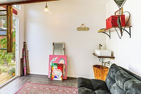 Walk to Parks & Golf: Artsy Bungalow in Lakeland!