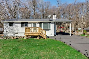 Lake & Beach Access: Bbq-ready Poconos Retreat!