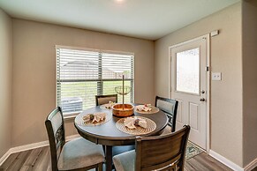 Patio & Fenced Yard: Peaceful Venus Retreat