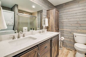 Hike, Fish & Golf: Cabin w/ Fireplace in Pinetop!