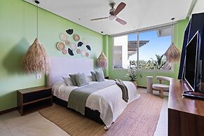 Gorgeous Condo With Pool and Balcony