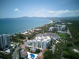 Gorgeous Condo With Pool and Balcony