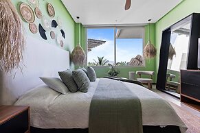 Gorgeous Condo With Pool and Balcony