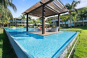 Gorgeous Condo With Pool and Balcony
