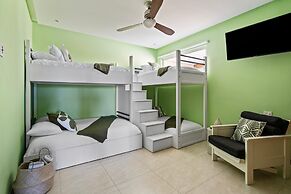 Gorgeous Condo With Pool and Balcony