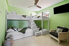 Gorgeous Condo With Pool and Balcony