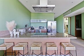Gorgeous Condo With Pool and Balcony