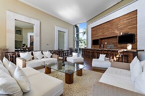 Gorgeous Condo With Pool and Balcony