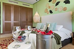 Gorgeous Condo With Pool and Balcony
