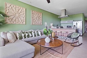 Gorgeous Condo With Pool and Balcony