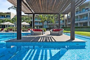 Gorgeous Condo With Pool and Balcony