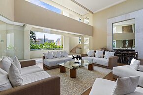 Gorgeous Condo With Pool and Balcony