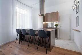 Gorgeous & Bright 2BR Condos - Steps From Old Town
