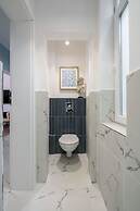 Gorgeous & Bright 2BR Condos - Steps From Old Town