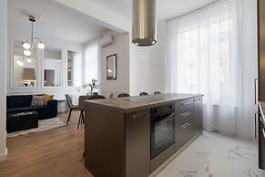 Gorgeous & Bright 2BR Condos - Steps From Old Town