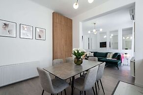 Gorgeous & Bright 2BR Condos - Steps From Old Town