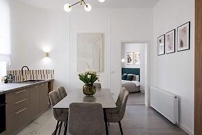 Gorgeous & Bright 2BR Condos - Steps From Old Town