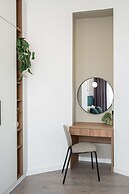 Gorgeous & Bright 2BR Condos - Steps From Old Town