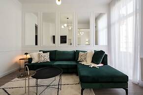 Gorgeous & Bright 2BR Condos - Steps From Old Town