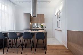 Gorgeous & Bright 2BR Condos - Steps From Old Town