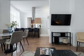 Gorgeous & Bright 2BR Condos - Steps From Old Town