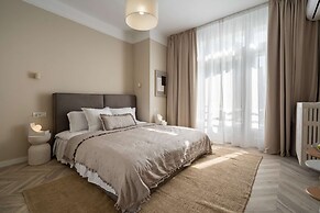 Elegant 3BR Retreat - Steps Away Cismigiu Gardens