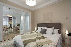 Elegant 3BR Retreat - Steps Away Cismigiu Gardens