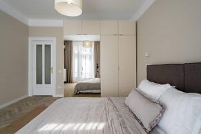 Elegant 3BR Retreat - Steps Away Cismigiu Gardens