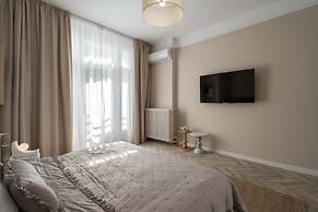 Elegant 3BR Retreat - Steps Away Cismigiu Gardens