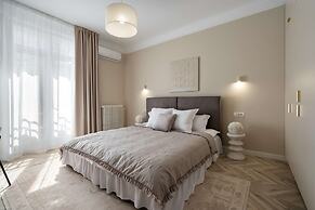 Elegant 3BR Retreat - Steps Away Cismigiu Gardens